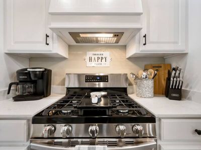 The gas stovetop with a built in griddle!