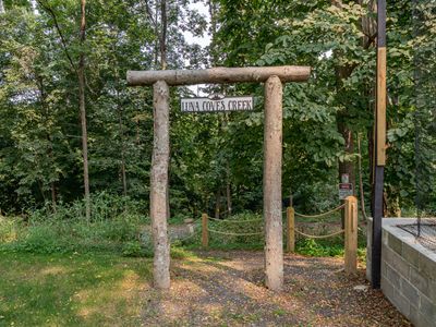 Private hiking path to Luna Cove's Creek