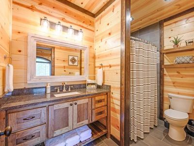 Full bathroom attached to King Bed 1 Upstairs.