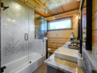 Full bathroom with shower/tub combo.