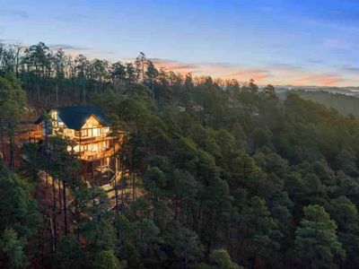 Beautiful mountain-side cabin in the pines!