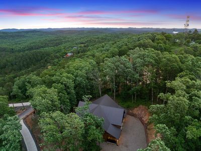 Towering trees surround the lodge.