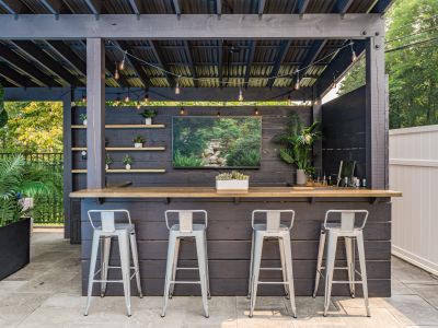 Nothing like mixing up a drink poolside!