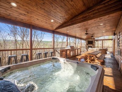 8 person hot tub with all the best views!
