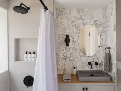 The shared bath between the queen room and the bunk room on the lower level.