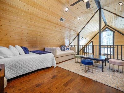 A Queen bed and 2 twin daybeds with trundles.