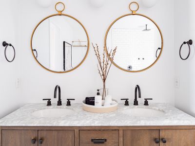 En suite bathroom: Vanity for 2