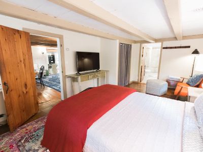 1st Floor bedroom with Queen bed and en suite bathroom (with shower)