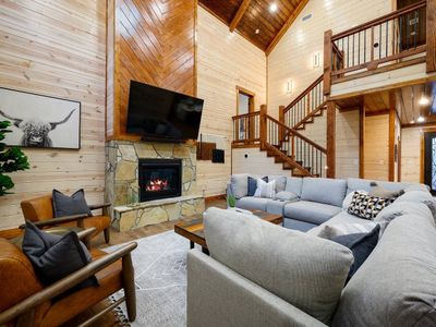 This split level luxury cabin has room for all!