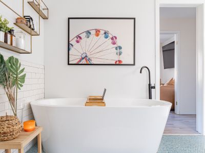 En suite bathroom: Curl up with a good book, savor a glass of wine, or close your eyes and sink into a deep meditation. Don’t forget to dim the lights for the perfect ambiance.