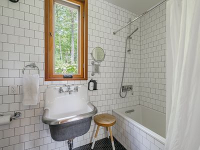 Ensuite bathroom with tub/shower combo for 2nd bathroom