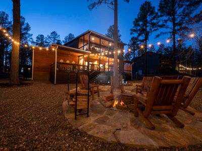 The fire pit with chairs surrounding!