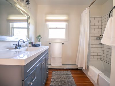 Full bathroom next to both bedrooms