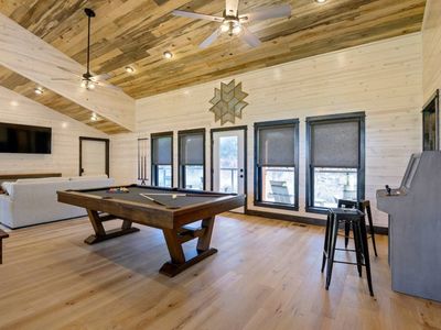 Upstairs loft/game room packed with entertainment