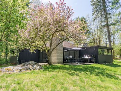 Enjoy the patio, immersed in the beauty of nature.