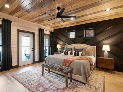 Main level Maser Suite + direct access to the deck.
