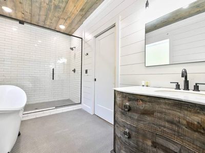 Another view of the Mater Bathroom.