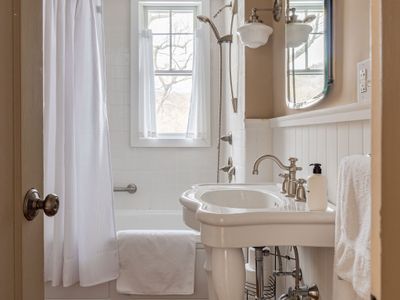 Our pristine bathroom on the main floor with  jacuzzi jets