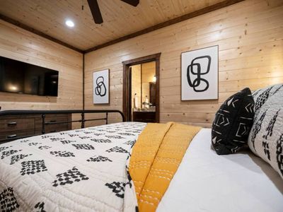 Main level- Queen Suite with private bath
