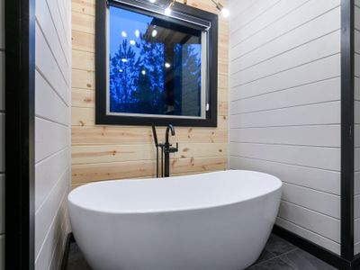 A closer look at the oversized soaking tub!
