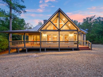 This one story cabin is perfect for an extended weekend away!