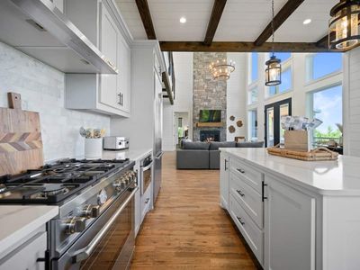 Gas stovetop and oven in the kitchen!