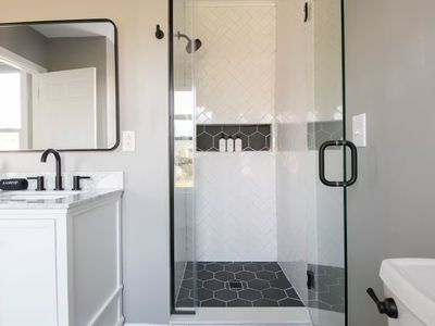 Shower in the en-suite bathroom in the primary bedroom
