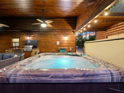 6-person luxury hot tub!