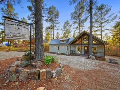 This cozy cabin is the perfect getaway!