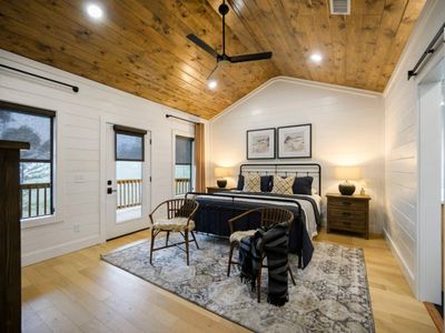 King Suite 3 Upstairs!