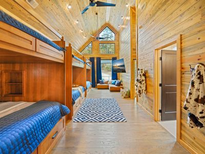 Six built-in bunks, endless memories—this space is designed for laughter, late-night chats, and forest dreams.