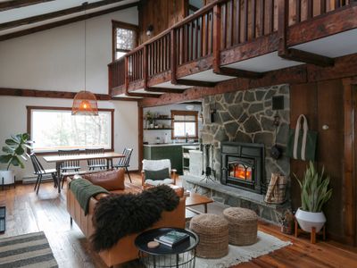 The interior character of the cabin was designed to highlight local Catskills materials and create a modern vibe.