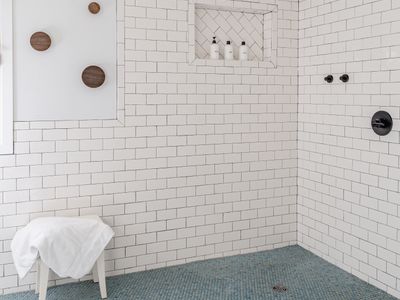 En suite bathroom: Did someone request a rain-shower? Love the easy access from the bath tub.