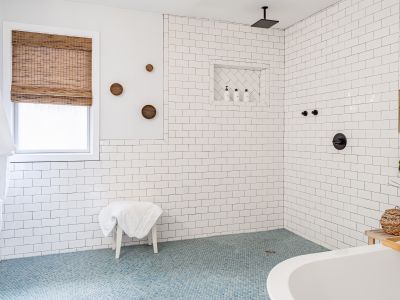 En suite bathroom: Did someone ask for a rain-shower? We love the easy access from the bathtub.