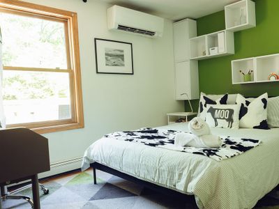 Guest Room with desk and Queen   Bed
