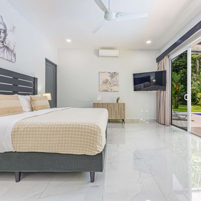 Master bedroom with A/C, SmartTV, en suite bathroom and access to the pool and patio