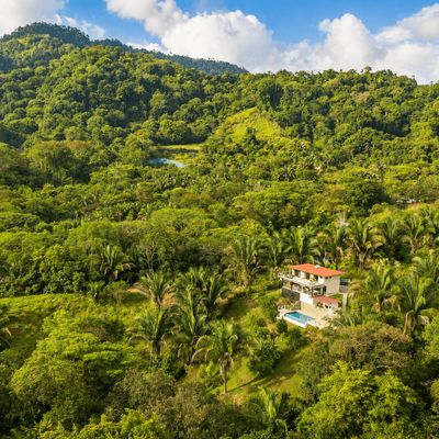 Close to the beaches but Privacy in the jungles of Uvita.