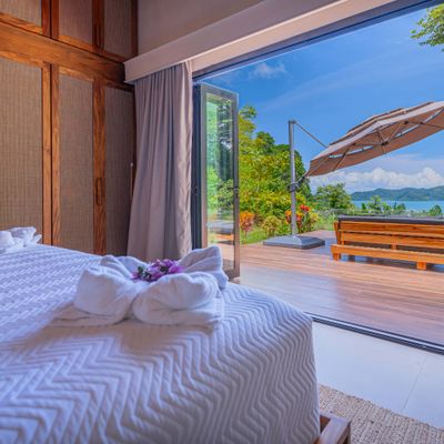 The bedroom has amazing ocean views, access to the patio and private pool, A/C, SmartTV and en suite full bathroom