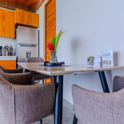 Fresh tropical flowers add a warm Costa Rican touch to the dining area.