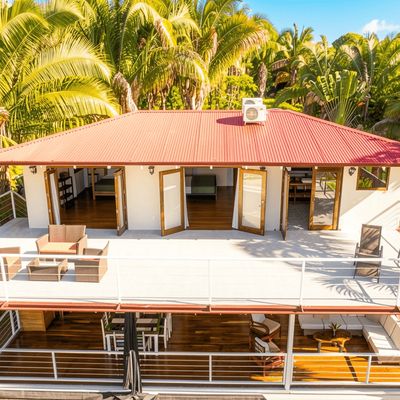 Great patio, accessible from the bedrooms, with ocean views and jungle views.