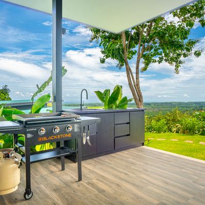 Full grill and outdoor kitchen