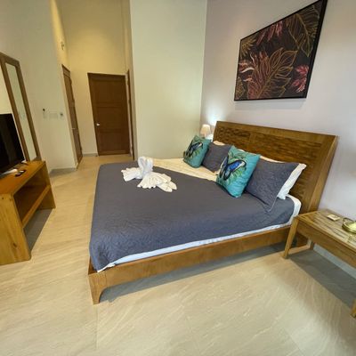 Owner's suite has a closet and en-suite bathroom.