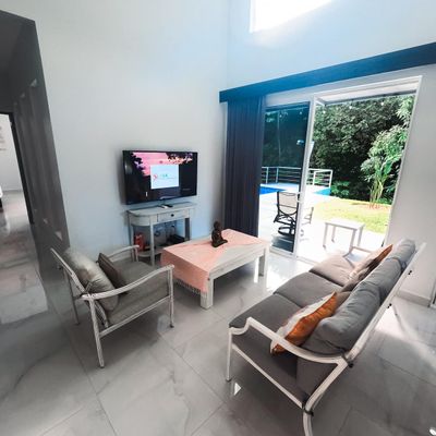 A bright and airy living room, perfect for relaxation and entertaining.