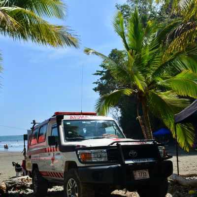 Most if the beaches have lifeguards presence, that might vary depending of the time and day of the week. Please always make sure to do a quick scan of the beach to confirm their presence before getting into the water