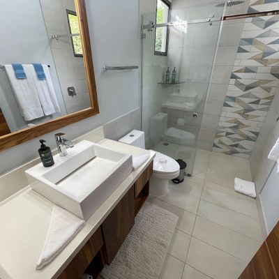 Full bathroom 2 equipped with hand soap, shampoo and shower gel.