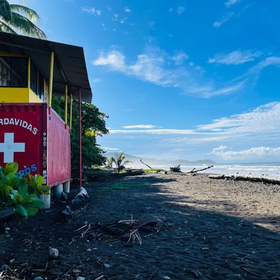 Most if the beaches have lifeguards presence, that might vary depending of the time and day of the week. Please always make sure to do a quick scan of the beach to confirm their presence before getting into the water