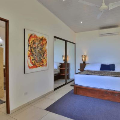 Owner's Suite with en-suite bathroom (left), ocean views, A/C