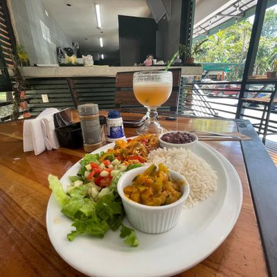 Restaurants in Ojochal are an easy 10-15 minute drive away.