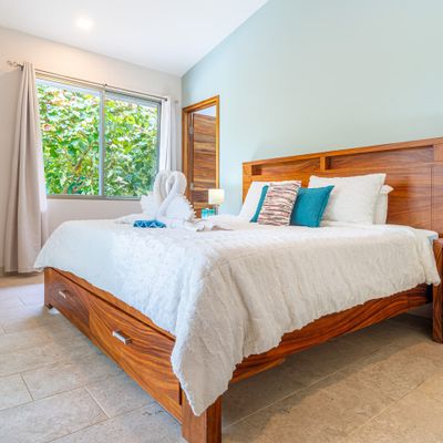 Owner's Suite has en-suite private bathroom and access to the patio and private pool (A/C and ceiling fan also)