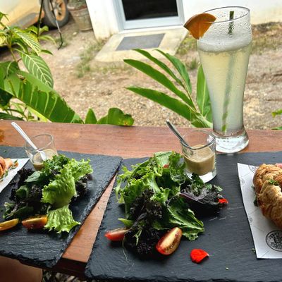 Amazing restaurants are 5 minutes away.